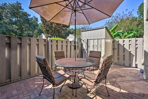Outdoor dining - 1/4 Mi to Ocean: Beach Pebble Townhome w/ Patio (Hilton Head Island)