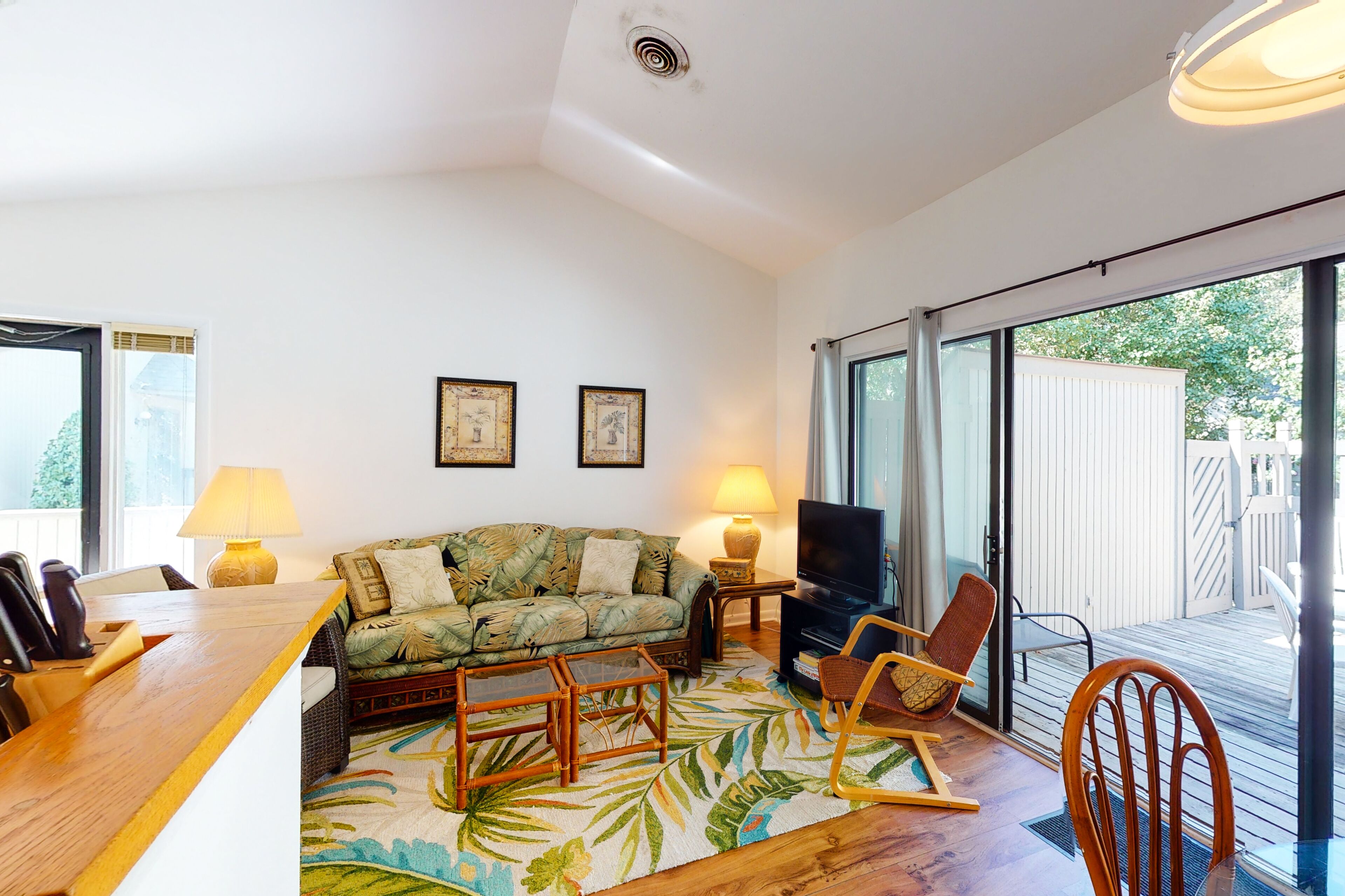 Sea Colony Tennis 1st floor condo w/ pool, basketball court, and shared sauna