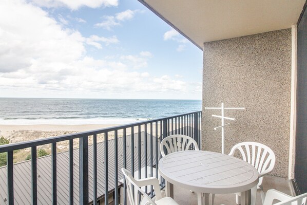 Outdoor dining - Sea Colony 7th floor condo w/ elevator, shared sauna, and ocean view (Bethany Beach)