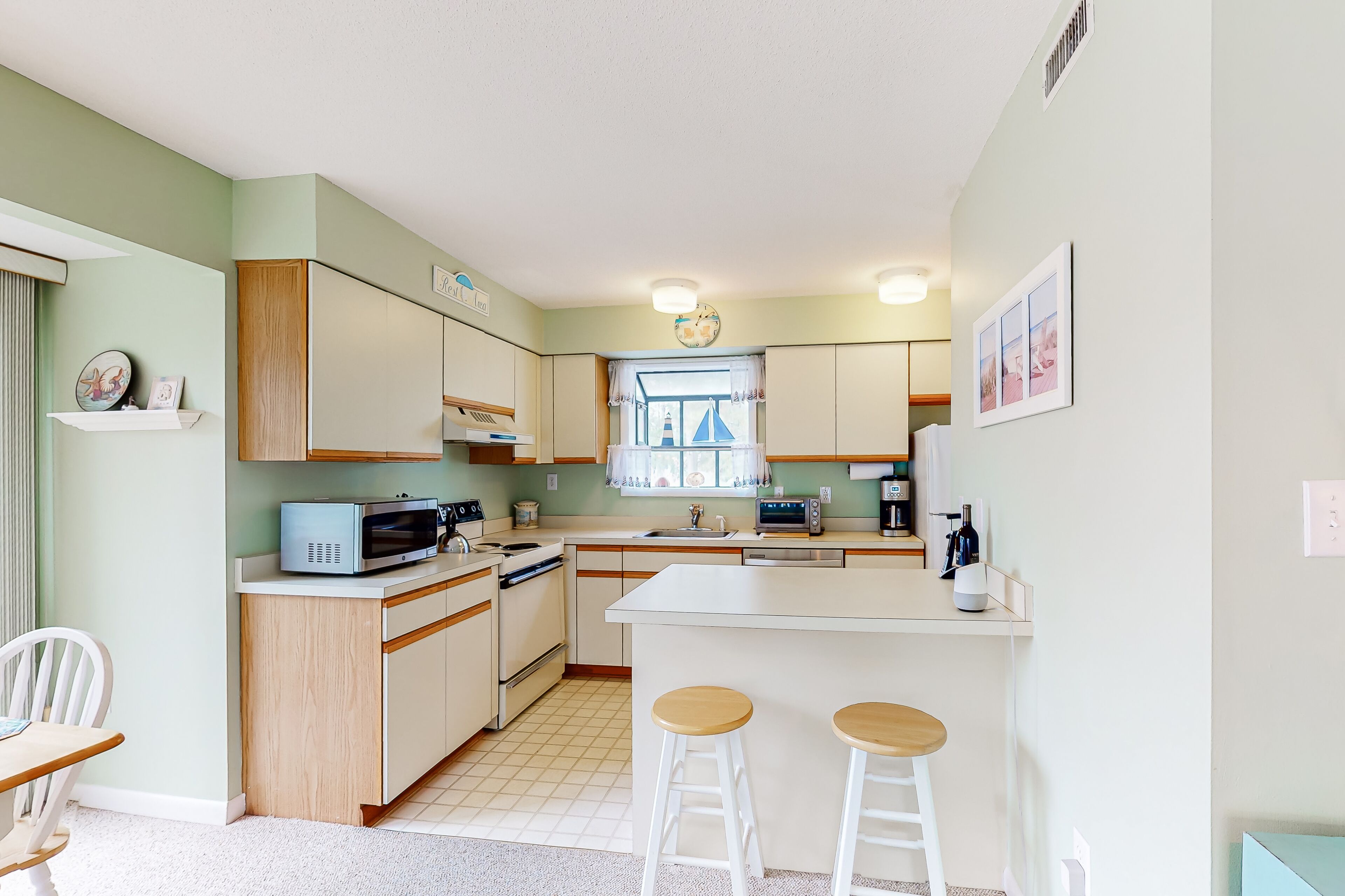 Sea Colony Tennis 2nd-floor condo with pool & fireplace