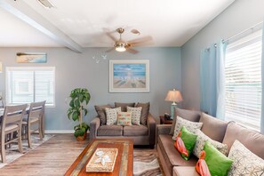 TV, Netflix, streaming services - Charming, dog-friendly condo w/ a shared pool & free WiFi - near beach access (Corpus Christi)