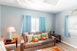 TV, Netflix, streaming services - Charming, dog-friendly condo w/ a shared pool & free WiFi - near beach access (Corpus Christi)