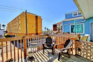Property grounds - Charming, dog-friendly condo w/ a shared pool & free WiFi - near beach access (Corpus Christi)