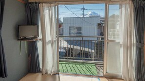 Family Room, Non Smoking, Mountain View A | WiFi (free), bed sheets