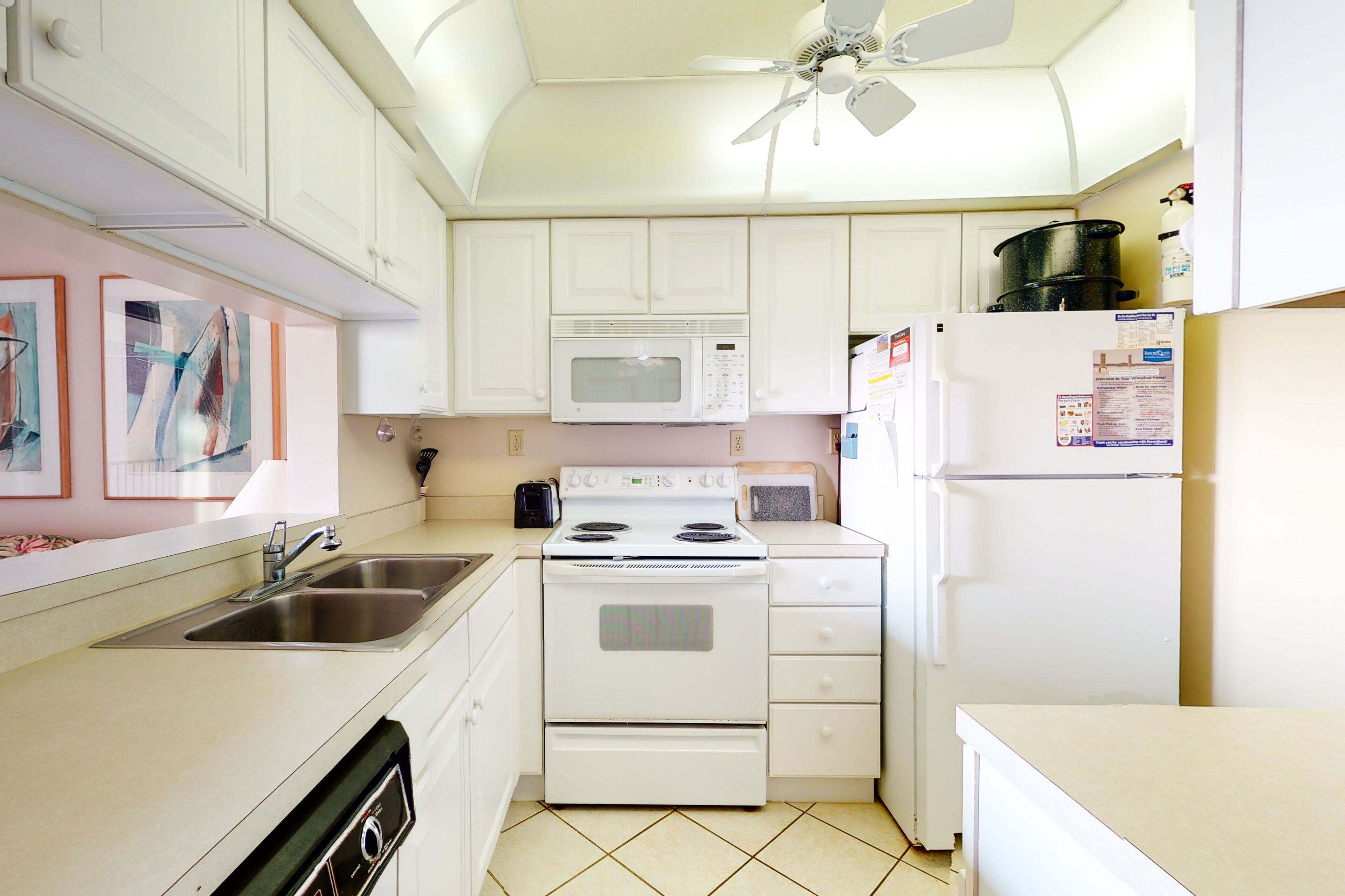 Sea Colony 2nd floor condo w/ shared gym, free WiFi, ocean view!