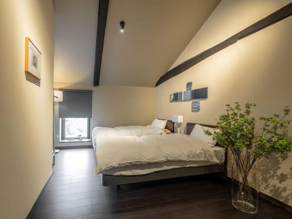 Safe på rommet, skrivebord, wi-fi (inkludert) og sengetøy