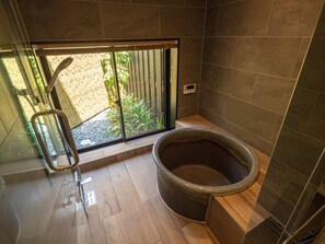 Combined shower/bathtub, free toiletries, hair dryer, slippers - 4S STAY Awaikeda Honmachi St. (Miyoshi)