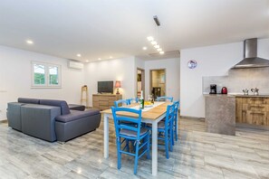 Dining - Holiday house Tranquility with private pool (Gabonjin)