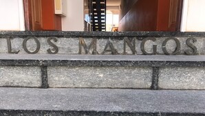 En stenskilte med teksten "LOS MANGOS" ved indgangen til en bygning.