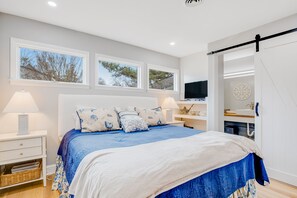 2 bedrooms, iron/ironing board, Internet, bed sheets