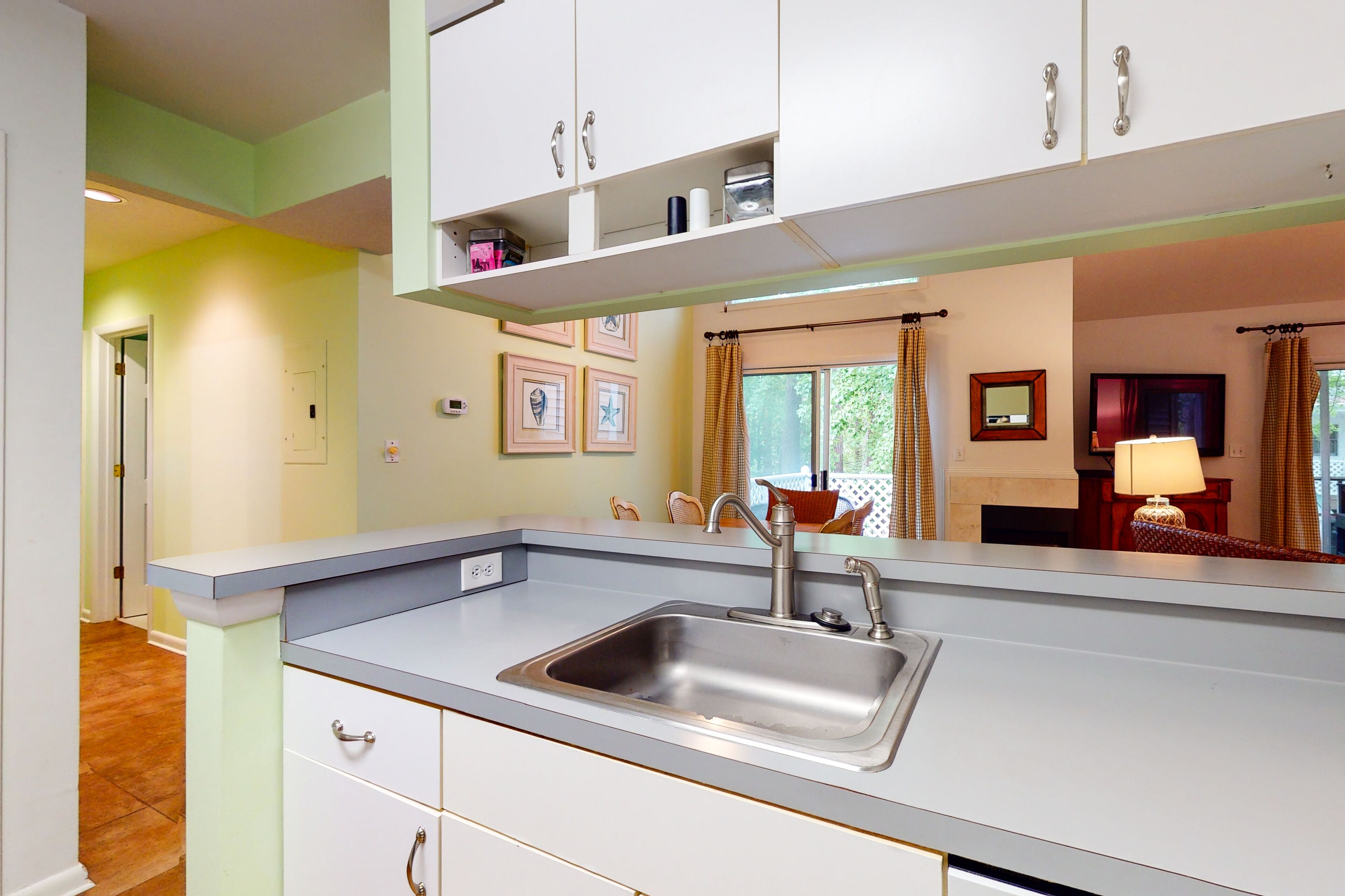 Sea Colony Tennis 2nd-floor condo with basketball court & tennis court