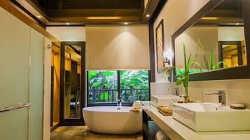 Luksusvilla, 2 queensize-senger | Bad | Separat badekar og dusj, toalettartikler (inkludert) og hårføner