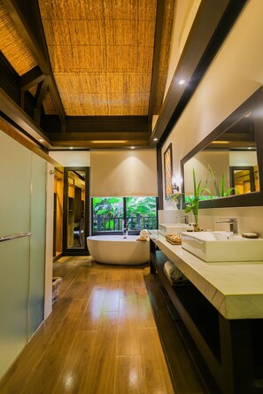 Luxury Villa, 2 Queen Beds | Bathroom | Separate tub and shower, free toiletries, hair dryer, bathrobes