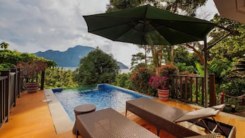 Piscina externa, guarda-sóis, espreguiçadeiras