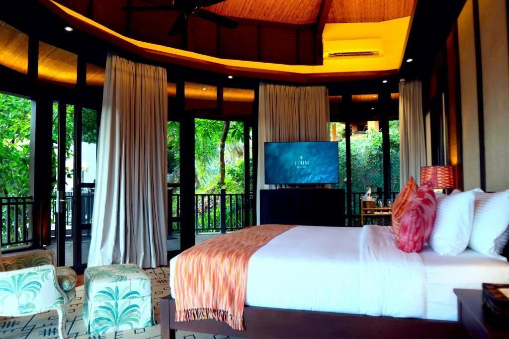 Minibar, caja de seguridad en la habitación y decoración personalizada 