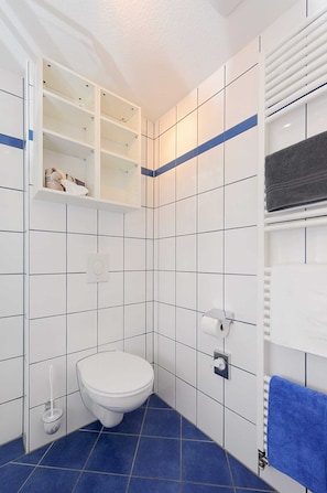 Douche, sĂšche-cheveux, serviettes fournies, savon
