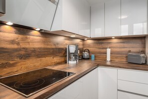 Fridge, microwave, oven, dishwasher - Reetdachhaus Ankerplatz (Am Salzhaff)