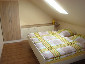 2 bedrooms, travel cot, WiFi, bed sheets