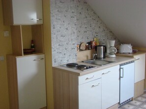 ثلاجة، فرن، موقد طهي مسطح، غلّاية كهربائية