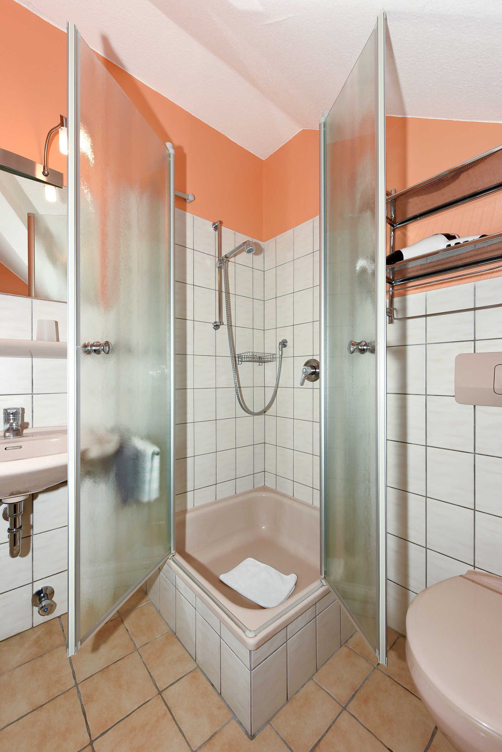Douche, serviettes fournies, savon, papier toilette
