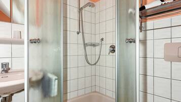 Douche, serviettes fournies, savon, papier toilette