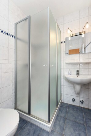 Douche, serviettes fournies, savon, papier toilette