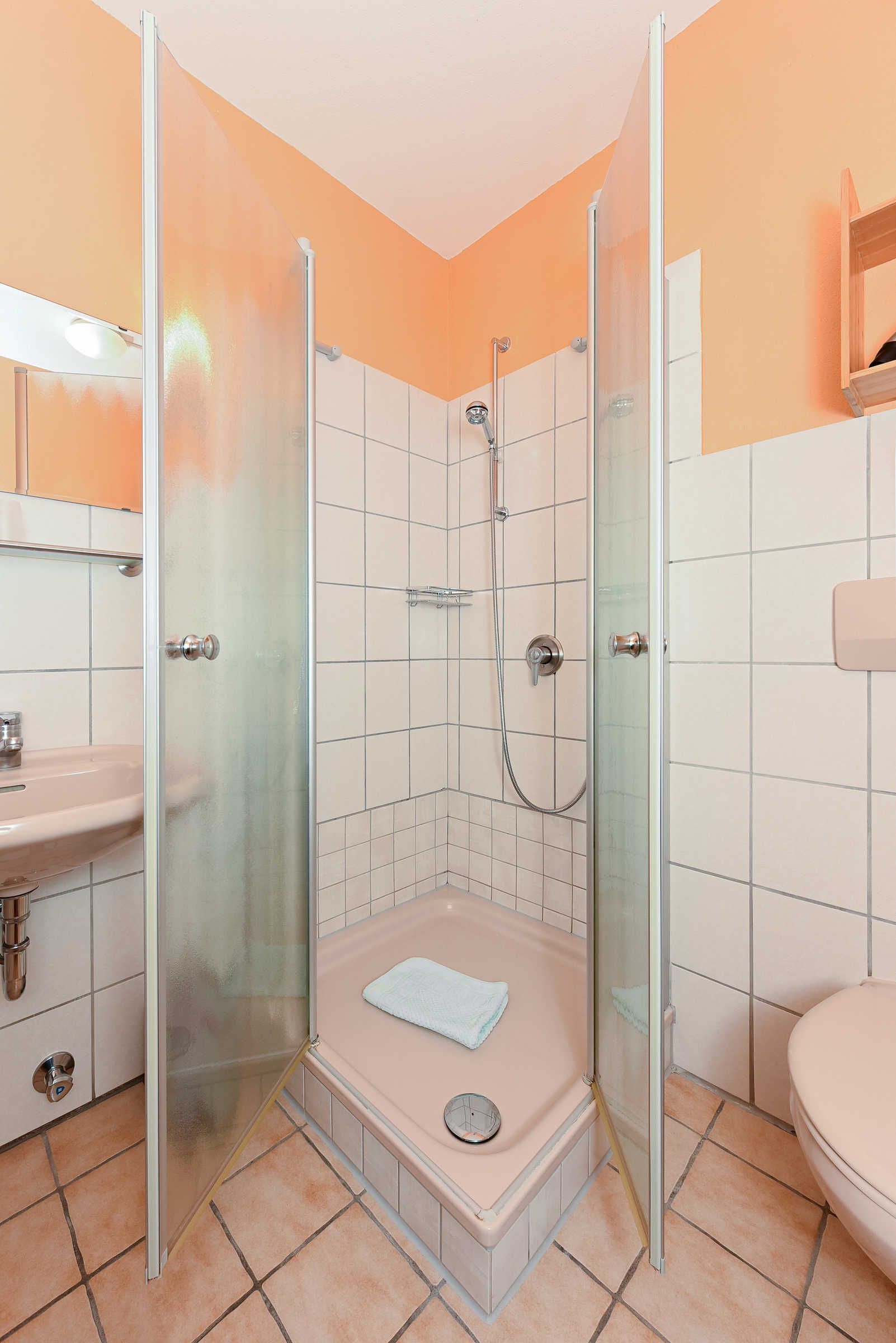 Douche, serviettes fournies, savon, papier toilette