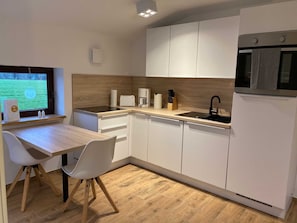 Fridge, oven, stovetop, dishwasher - Kleine Ferienwohnung (Gelting)