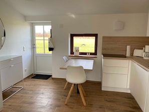 Fridge, oven, stovetop, dishwasher - Kleine Ferienwohnung (Gelting)