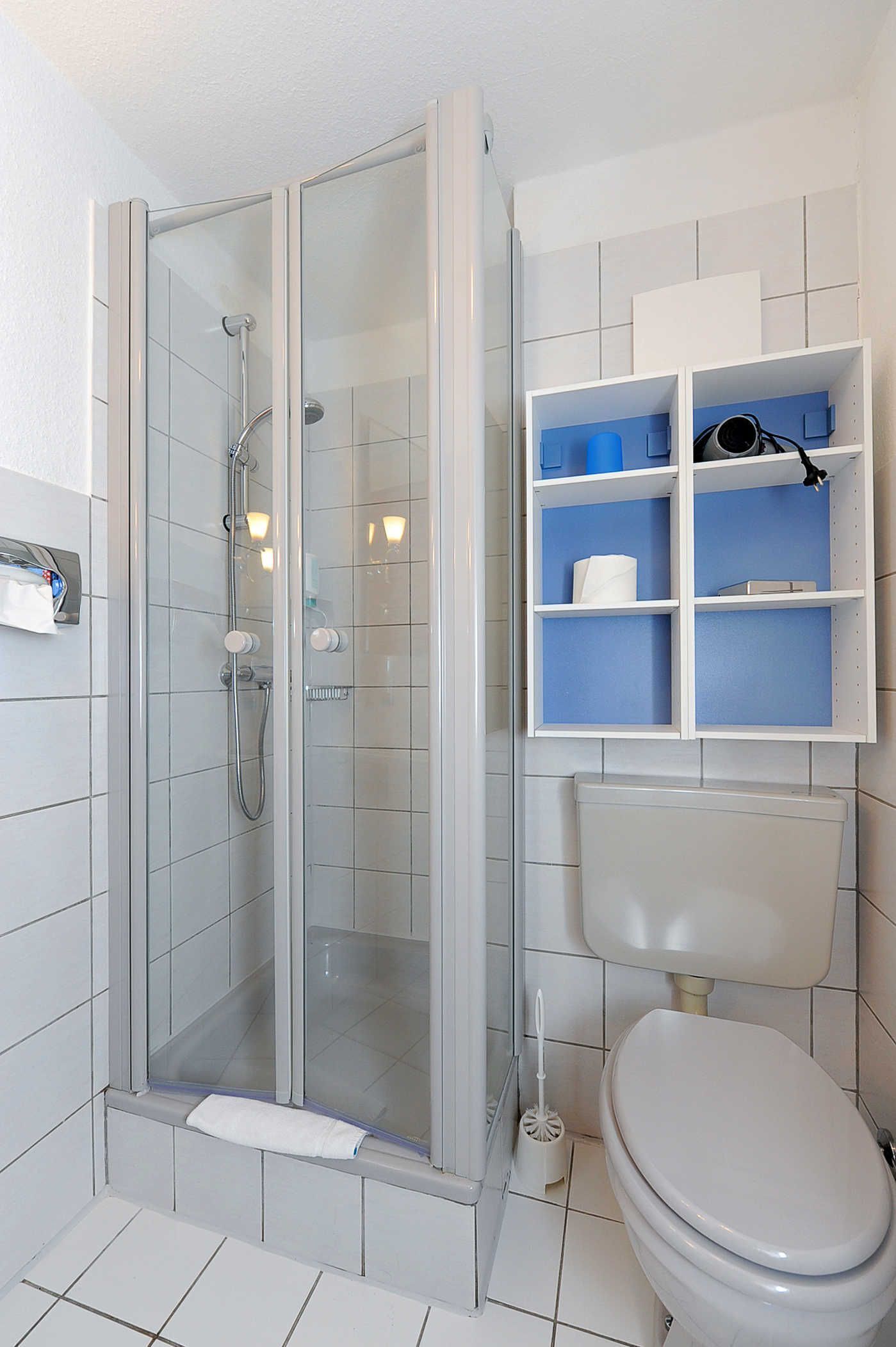 Douche, sèche-cheveux, serviettes fournies, savon