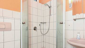 Douche, serviettes fournies, savon, papier toilette