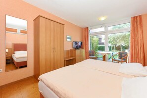 Unclassified image, 2 of 10, button - Double room Butt in the Hotel-Pension Altes Siel - Double room Butt with (Esens)