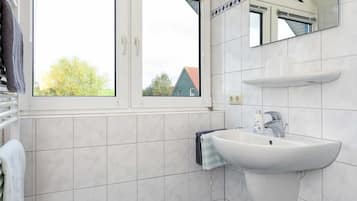 Douche, serviettes fournies, savon, papier toilette