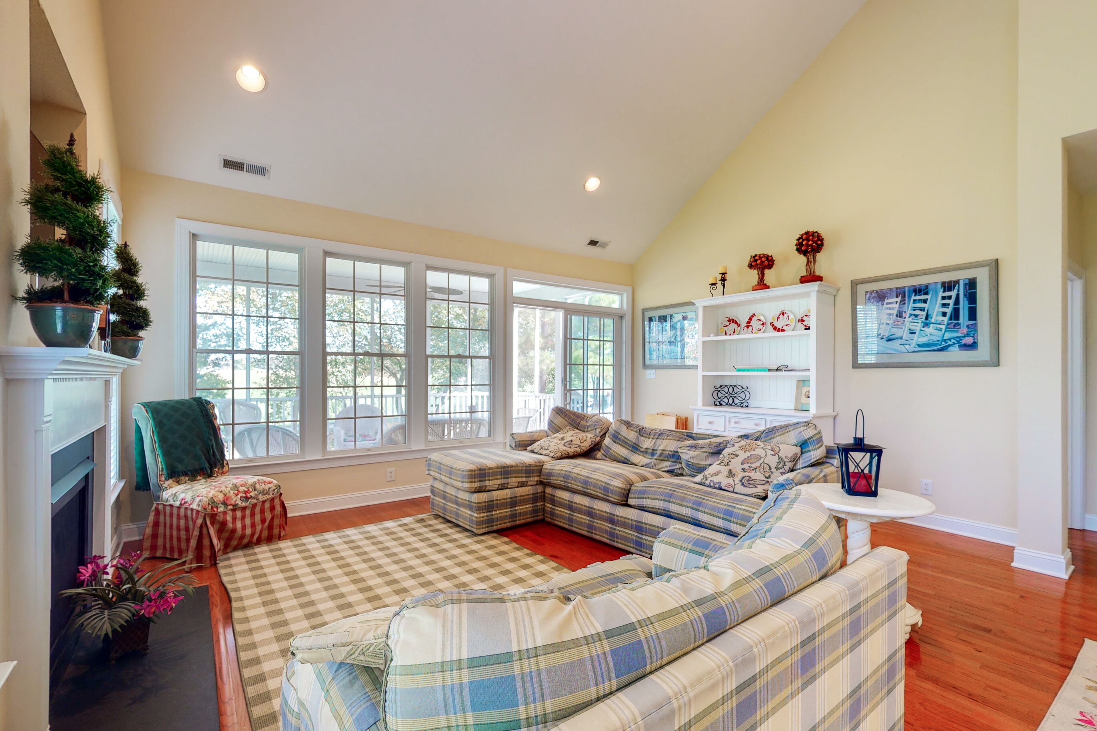 Bear Trap Dunes townhouse with gas grill, fireplace, free WiFi, & fitness room