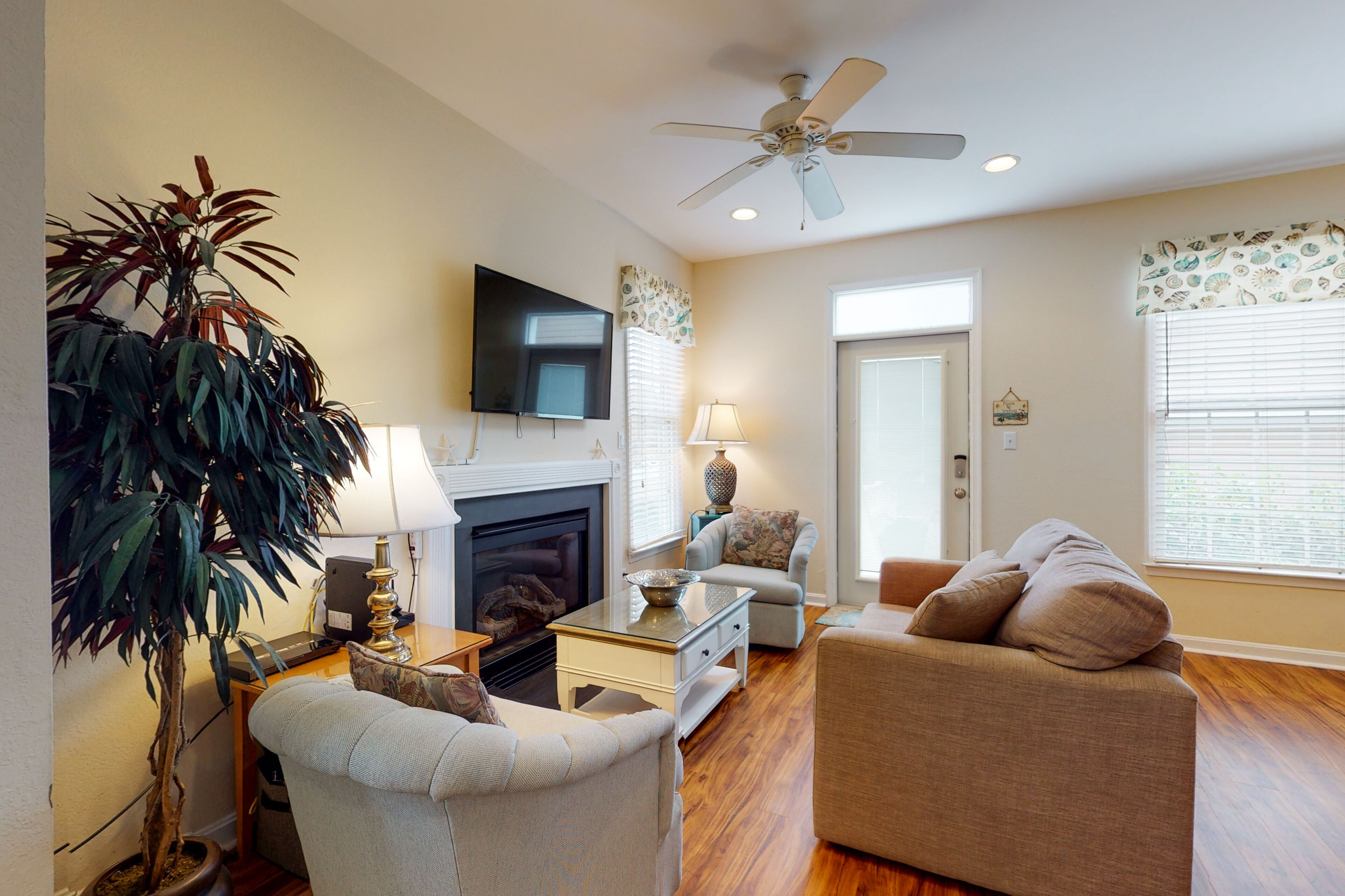 Bear Trap Dunes end townhouse w/ pool table, shared pools and fitness room