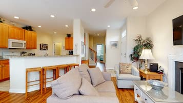 Tv, eldstad, dvd-spelare och bordsfotboll