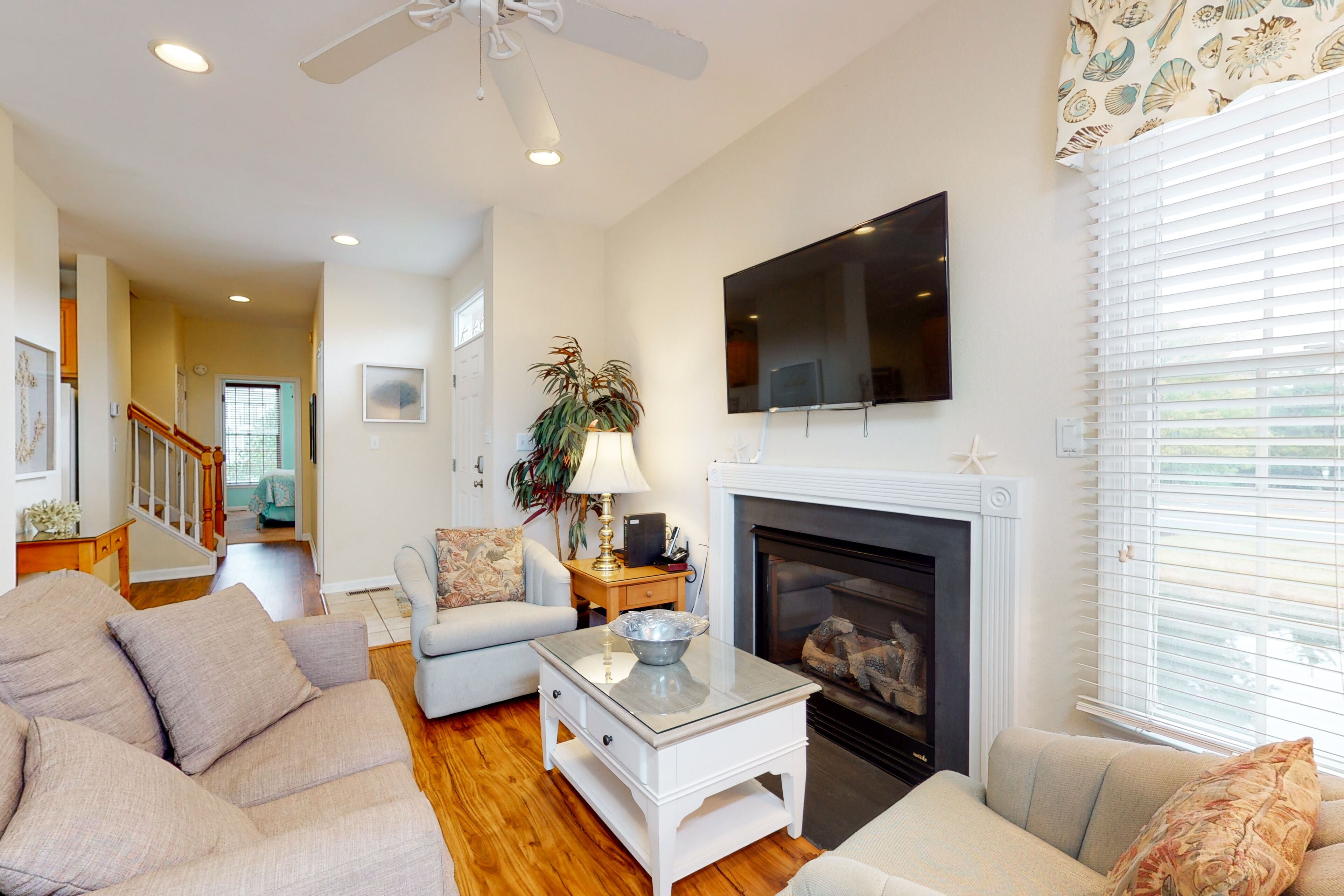 Bear Trap Dunes end townhouse w/ pool table, shared pools and fitness room