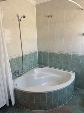 Duschwanne, Haartrockner, Bidet, Handtücher