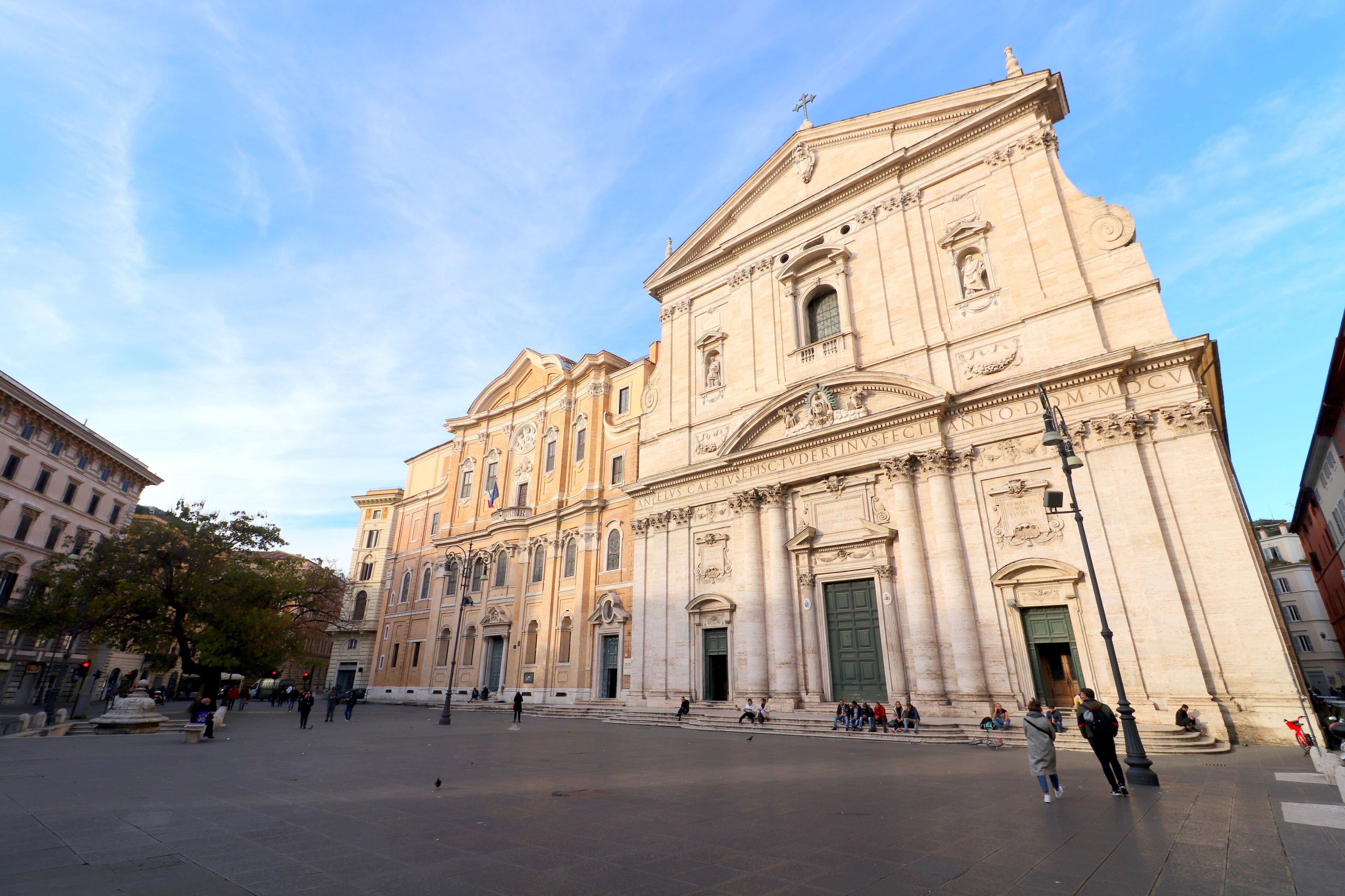 Un ampio edificio storico dall'architettura classica, con colonne imponenti e decorazioni elaborate.