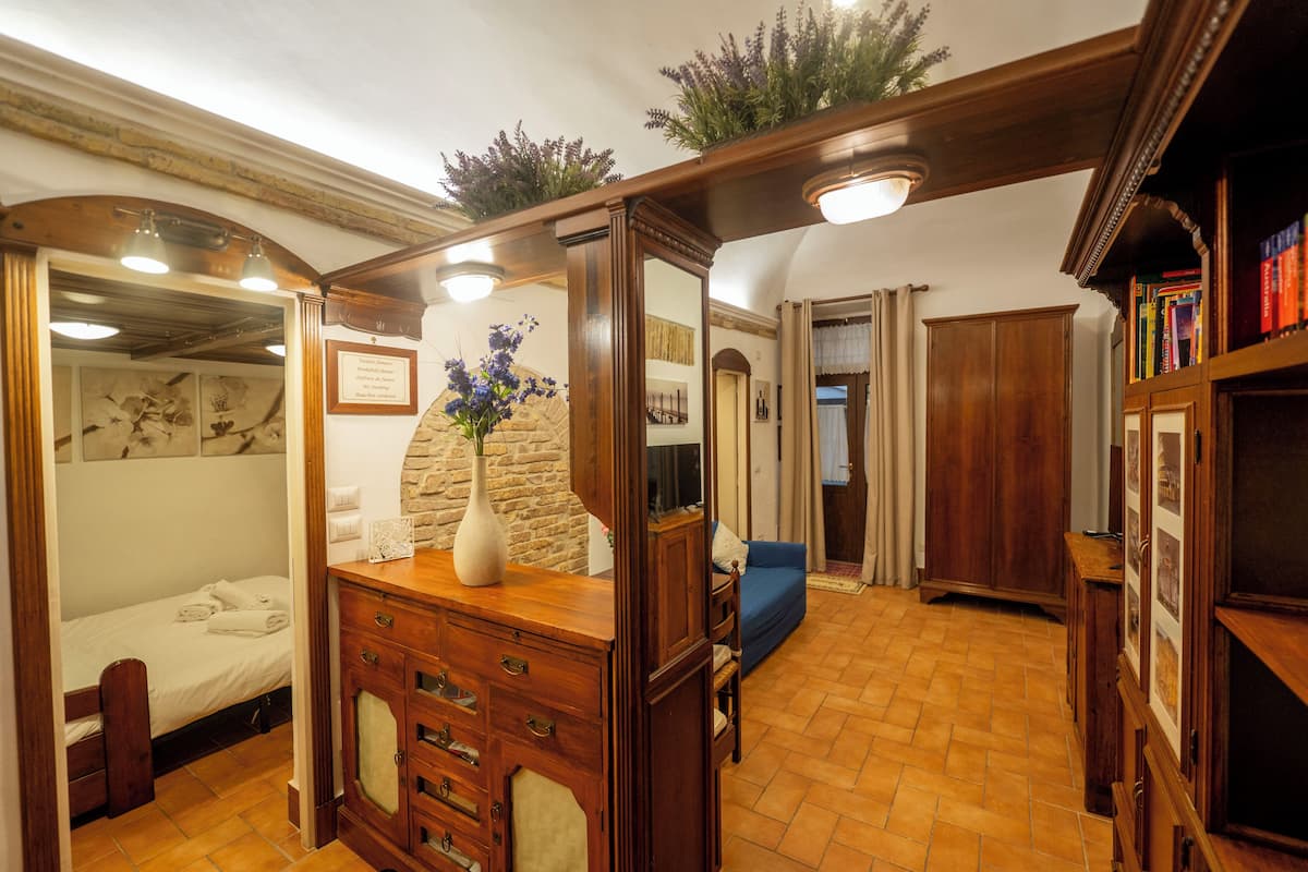Piazza Navona Lovely Nest (Vicolo della Palomba 6) | Zona de estar | Una Smart TV, una estación de conexión para iPod