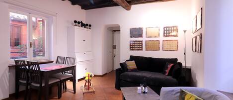 Lovely Navona Apartment (Via di Monte Giordano 58) | Living room