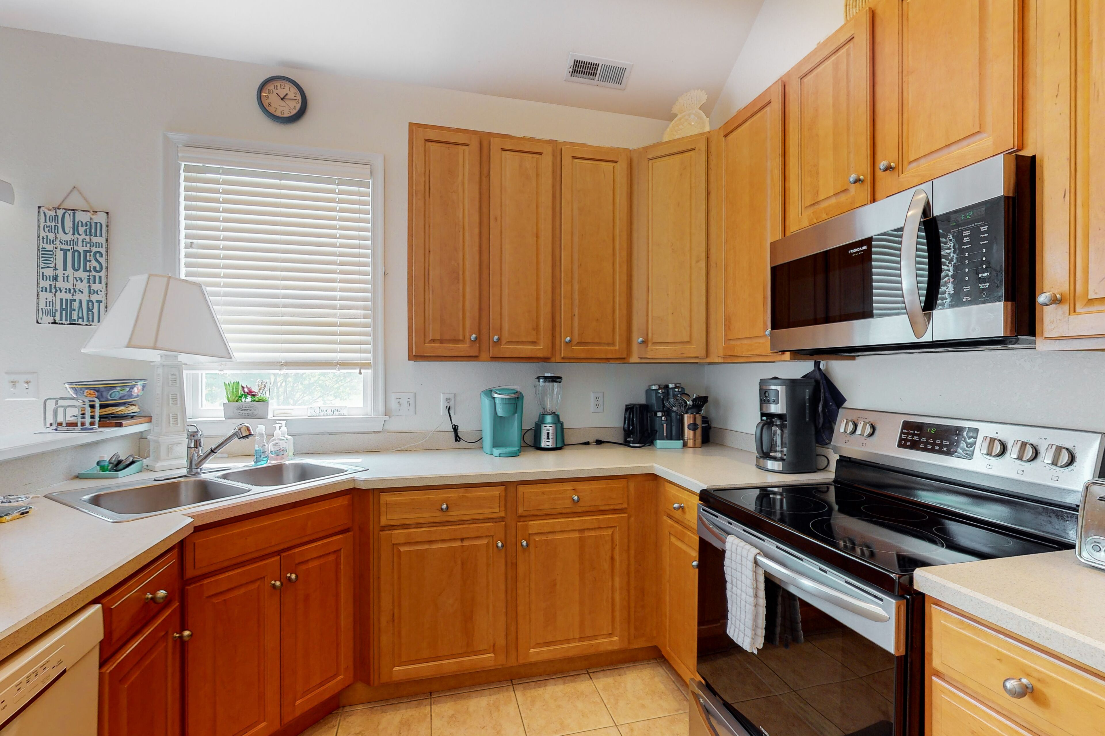 Bear Trap Dunes townhouse - fireplace, washer/dryer, pool access & lovely deck