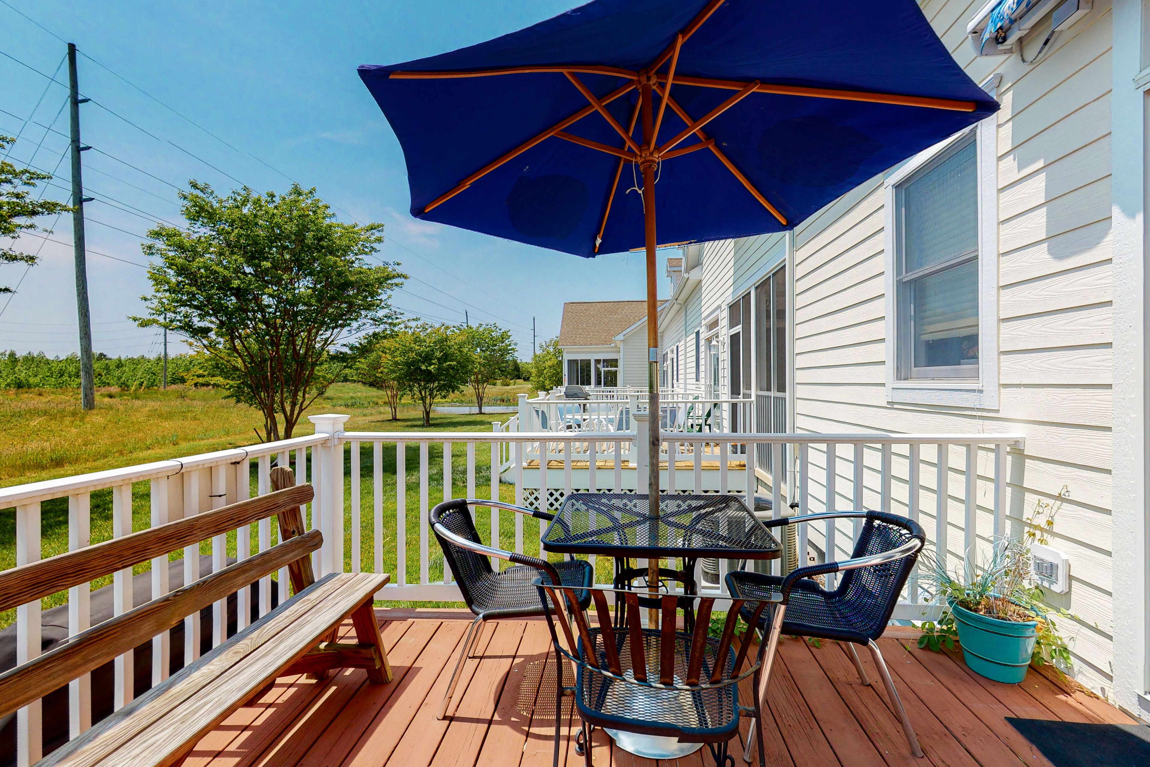 Bear Trap Dunes townhouse - fireplace, washer/dryer, pool access & lovely deck