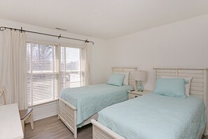 2 slaapkamers, een strijkplank/strijkijzer, internet, beddengoed