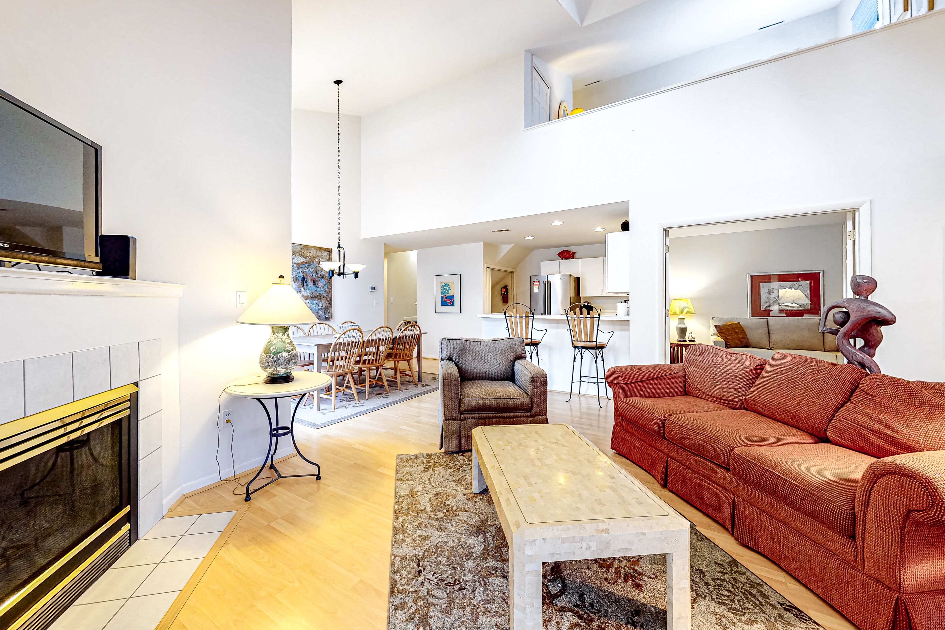 Sea Colony Tennis 2nd-floor condo with pool, tennis court, & basketball court