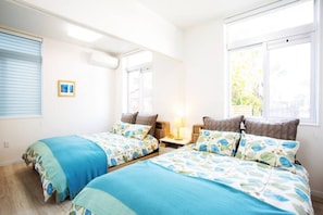 Casa | Escritorio, tabla de planchar con plancha, wifi gratis y ropa de cama