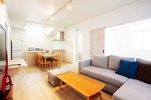 Casa | Área de sala de estar | Televisión de pantalla plana, Netflix y servicios de streaming