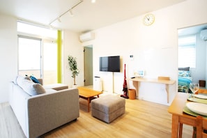 Living area - stylish House URUMA (Uruma)