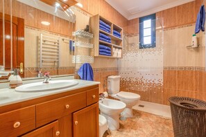 Badewanne, Haartrockner, Handtücher