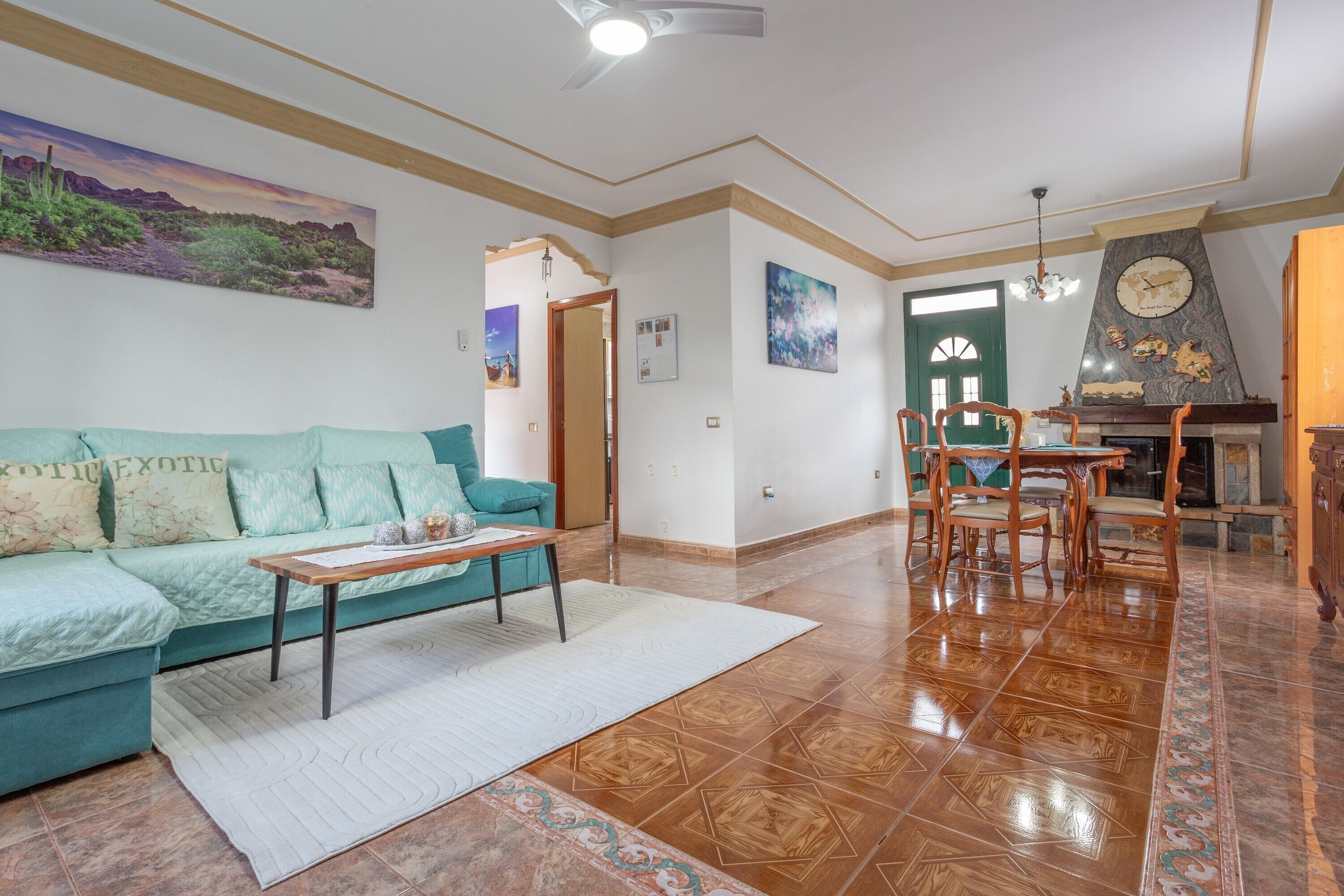 テレビ、暖炉、卓球台